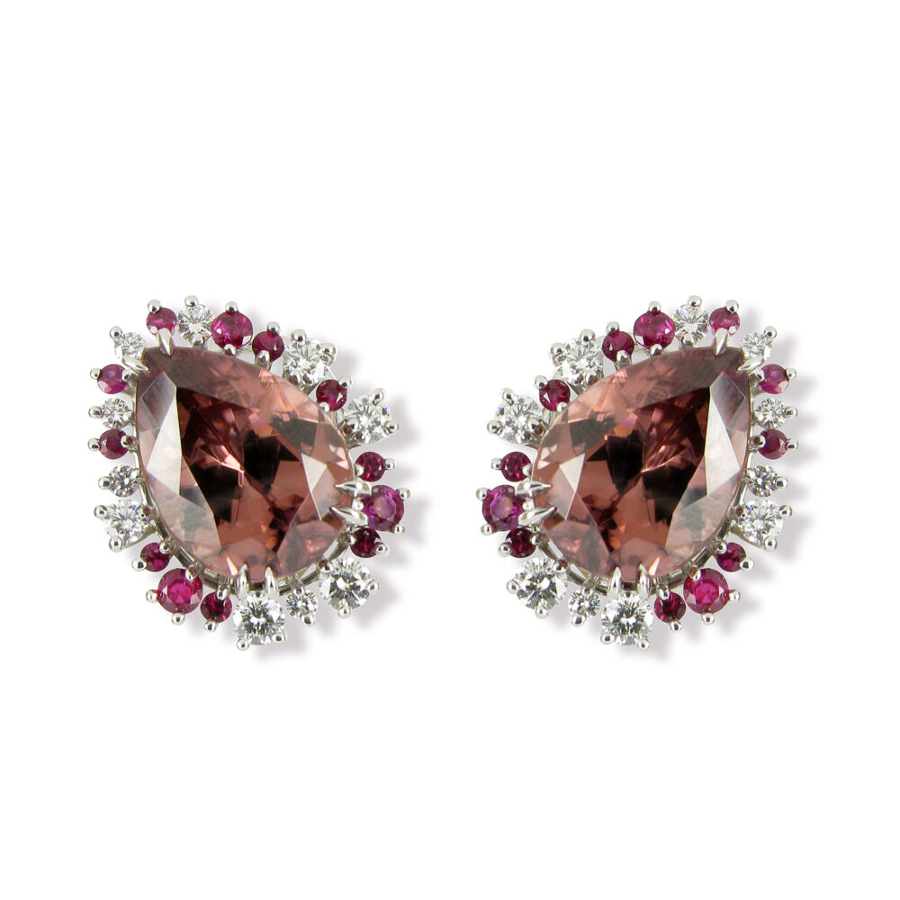 MAT.000360 MAT.0003 Ohrclips Meister Atelier\r\nin Weissgold 750 gefasst mit\r\n2 Zirkon Tropfen braun/rosa\r\nHerkunft: Tansania\r\n20 Brillanten F VVS \r\n16 Rubine Meister Atelier ear clips in 750 white gold\r\nset with\r\n2 zircon drops rose-brown \r\norigin Tanzania\r\n20 diamonds brilliant cut F VVS\r\n16 rubies 1 0 0 0 0 1 MAT 05 01383 0 0.00 0 3 100.00 0 0 0.00 1 11006.00 21727.02 23400.00 11006.00 0 0.00 0.00 20090409 0 0.00 6428 0.00 1 0.00 0 3410 0 0 0 0.00 0.00 0 0 0 \\MISRV01\Meister-Daten\europa3000 Artikelfotos\Schmuck\18322.jpg 1 1 0 0 0 0 0 0 1 0 WG 18322 4176.00 6830.00 0.00 0.00 \r\n\r\n22.05 ct\r\n\r\n1.03 ct\r\n0.76 ct O WG 2 Zirk 22.05\r\n20 Brill. 1.03\r\n16 Rub. 0.76